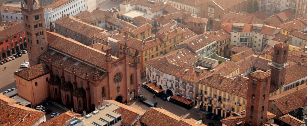 Piazzo dei Duoma in Alba. aerial view