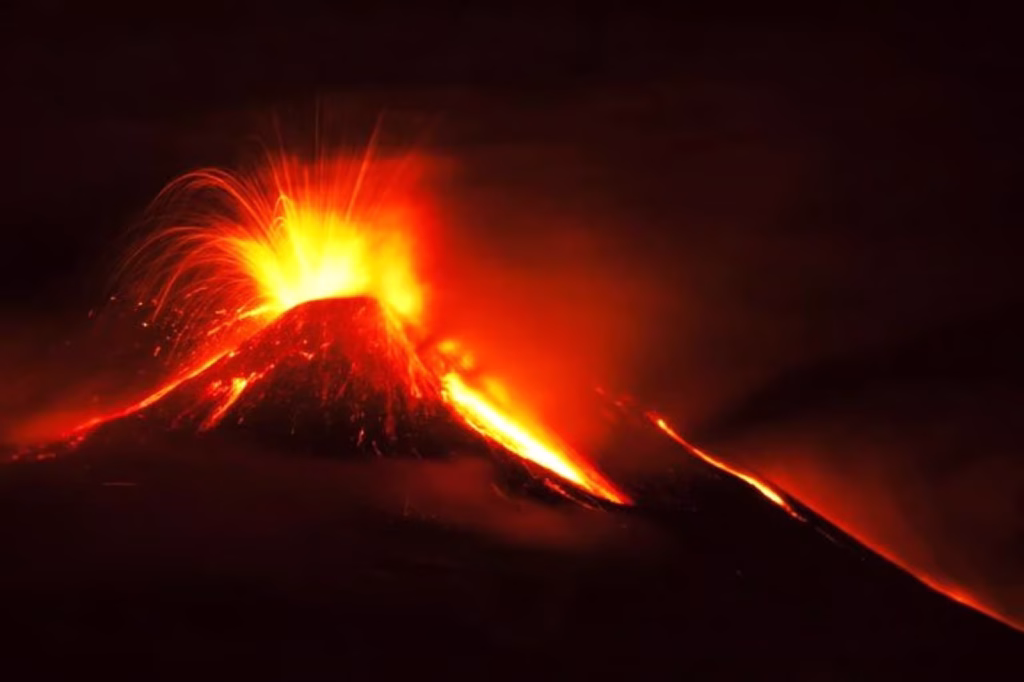 Etna vulcano explodes