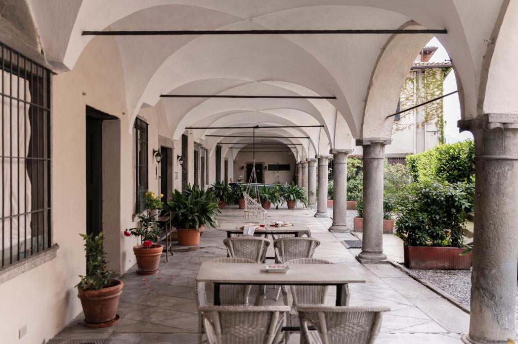 view of inner patio at La Corona Home Lake Iseo hotel